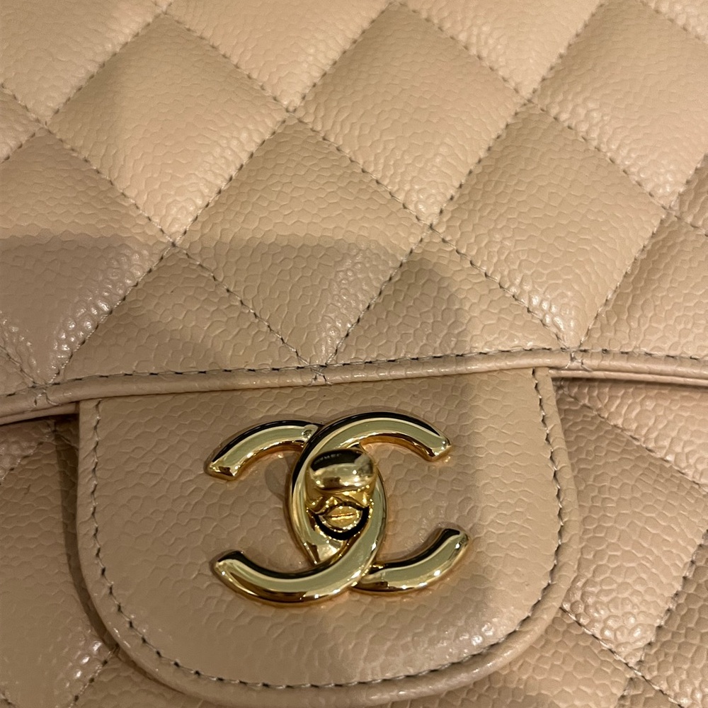 CHANEL Jumbo Beige Quilted Shoulder Bag - Picture 4 of 16
